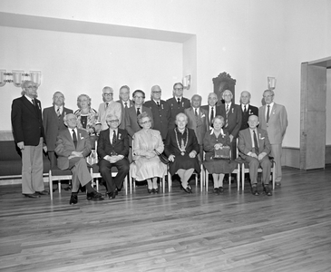 884867 Groepsportret van verdienstelijke Utrechters die koninklijk onderscheiden zijn tijdens een bijeenkomst in het ...